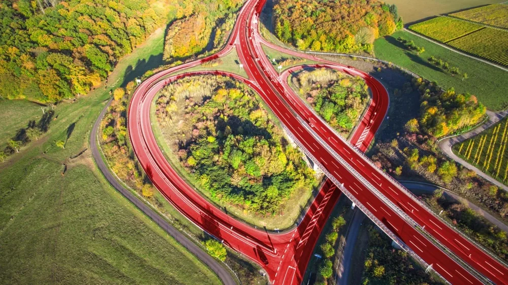 Brückenbauwerk und Straßeninfrastruktur aus der Luft