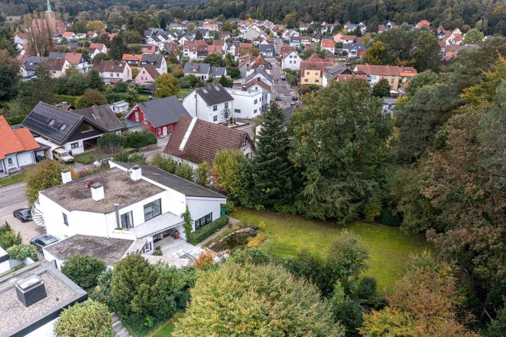 Luftaufnahme einer großen Wohnimmobilie mit Garten